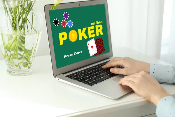 Mulher Jogando Poker Laptop Casa Close Casino Online — Fotografia de Stock