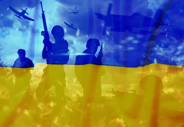 Sziluettek Katonák Ukrán Nemzeti Zászló Kettős Expozíció — Stock Fotó