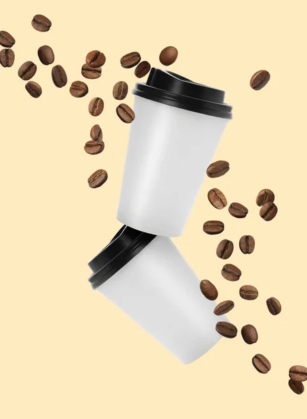 Kaffe Att Med Pappersmuggar Och Rostade Bönor Flyger Beige Bakgrund — Stockfoto