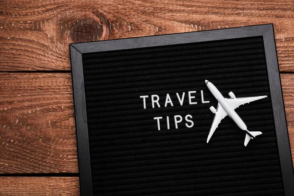 Доска Черных Букв Фразой Travel Tips Toy Plane Wooden Table — стоковое фото