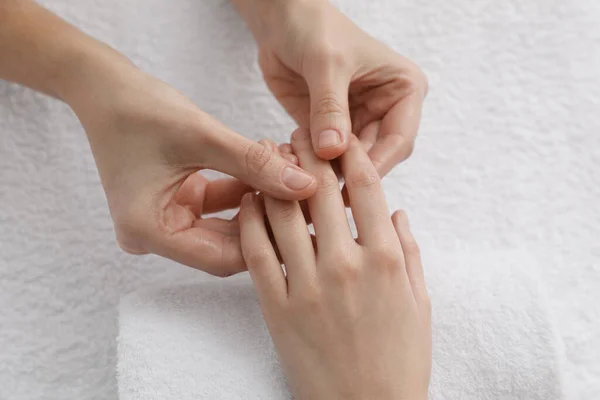 Frau Erhält Handmassage Auf Weichem Handtuch Nahaufnahme — Stockfoto