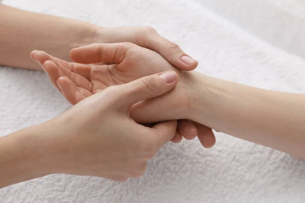 Vrouw Ontvangt Handmassage Zachte Handdoek Close — Stockfoto