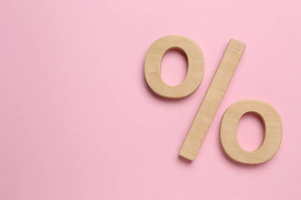 Wooden Percent Sign Pink Background Flat Lay Space Text — Fotografia de Stock