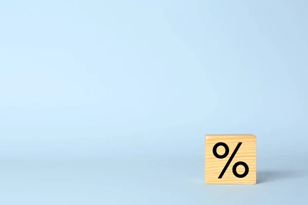 木制立方体 其百分比符号为浅蓝色背景 案文的篇幅 — 图库照片