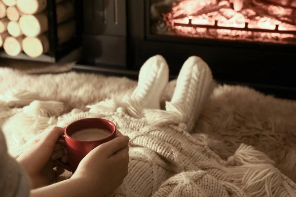 Mulher Com Bebida Quente Descansando Perto Lareira Casa Close — Fotografia de Stock