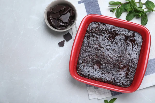 Delicioso Brownie Assadeira Pedaços Chocolate Hortelã Fresca Mesa Leve Flat — Fotografia de Stock