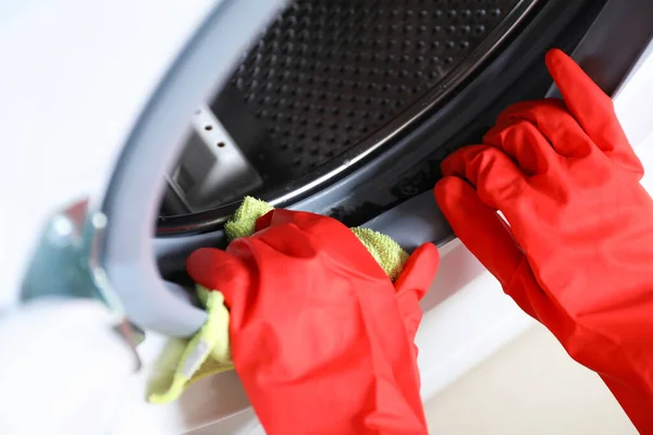 Mulher Limpeza Máquina Lavar Com Pano Close — Fotografia de Stock
