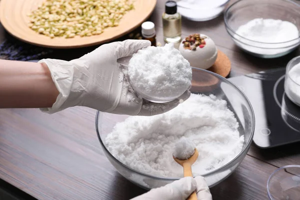 Vrouw Handschoenen Maken Bad Bom Aan Houten Tafel Close — Stockfoto