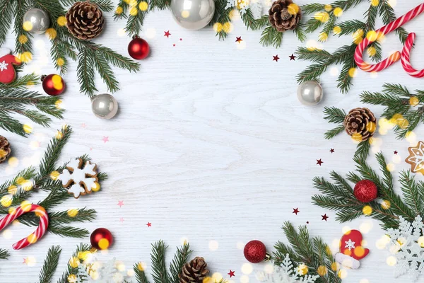 Platte Lay Compositie Met Sparren Takken Kerstdecor Witte Houten Achtergrond — Stockfoto