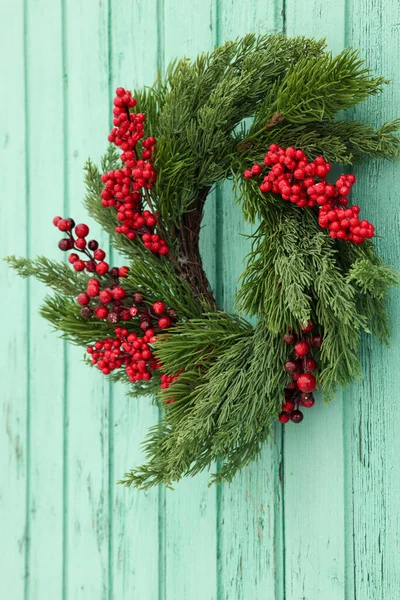 Hermosa Corona Navidad Con Bayas Rojas Colgando Pared Madera Turquesa — Foto de Stock