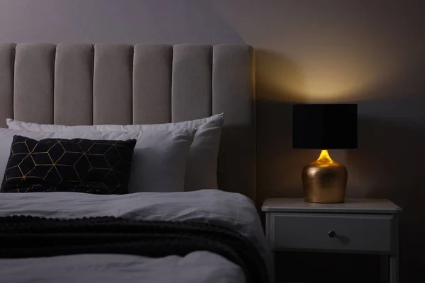Elegante Lámpara Mesita Noche Interior Dormitorio Elemento Interior —  Fotos de Stock