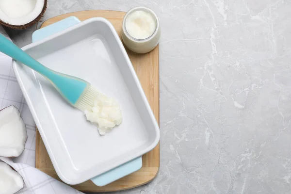 Bandeja Para Hornear Con Aceite Coco Cepillo Silicona Sobre Mesa — Foto de Stock