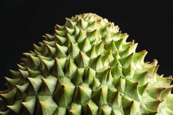 Siyah arkaplanda olgun durian 'ın yakın görüntüsü
