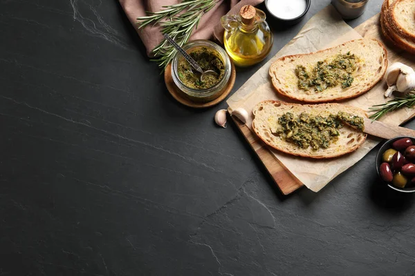 Siyah masada pesto soslu lezzetli bruschettalar. Metin için boşluk
