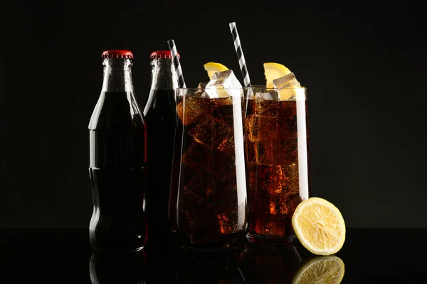 Siyah Arka Planda Şişeler Bir Bardak Ferahlatıcı Soda — Stok fotoğraf