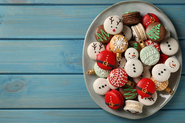 Krásně Zdobené Vánoční Macarony Světle Modrém Dřevěném Stole Horní Pohled — Stock fotografie
