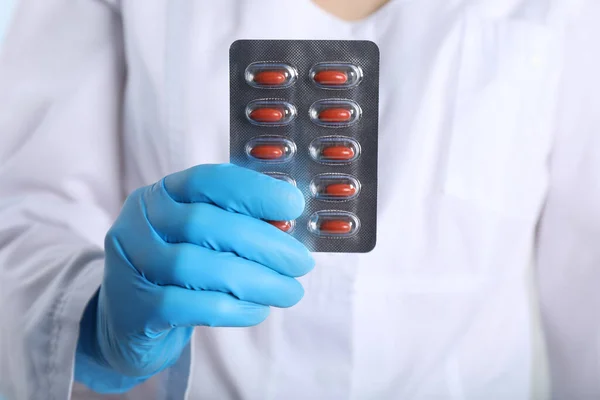 Doktor Drží Červené Pilulky Detailní Záběr Léčba Anémie — Stock fotografie