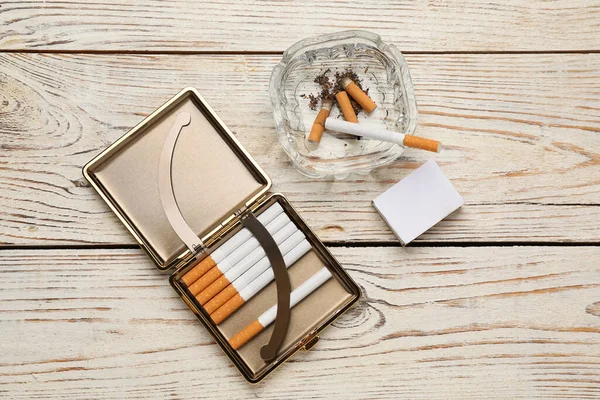 Her Ihtimale Karşı Sigara Kibrit Kutusu Küllük Beyaz Ahşap Masa — Stok fotoğraf