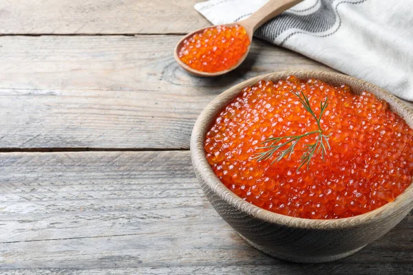 Tigela Colher Com Delicioso Caviar Vermelho Mesa Madeira Espaço Para — Fotografia de Stock