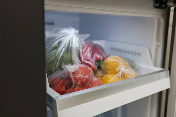 Пластиковые Пакеты Различными Свежими Продуктами Холодильнике Крупным Планом — стоковое фото