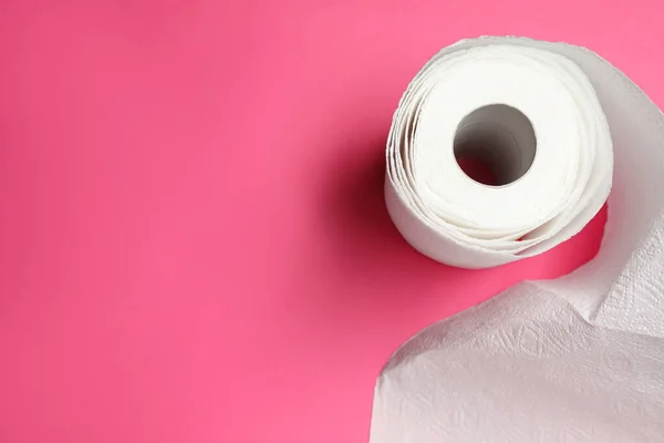 Roll White Paper Towels Pink Background Top View Space Text — 스톡 사진