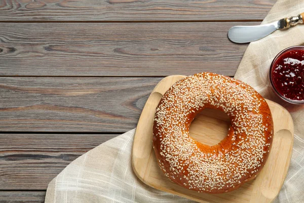 Köstlicher Frischer Bagel Mit Sesam Und Marmelade Auf Holztisch Flach — Stockfoto