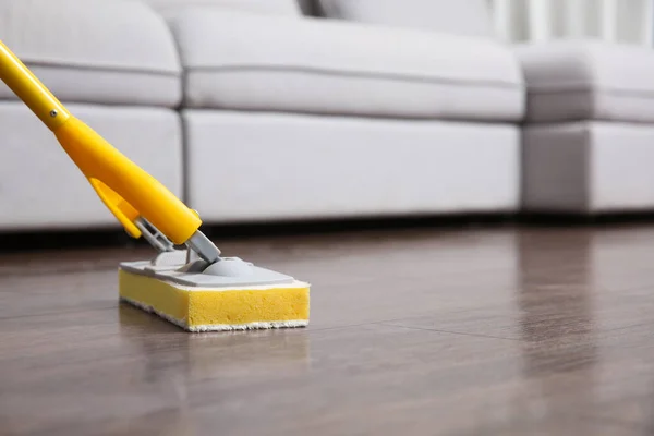 Lavagem Piso Parquet Com Esfregão Dentro Casa Close Espaço Para — Fotografia de Stock