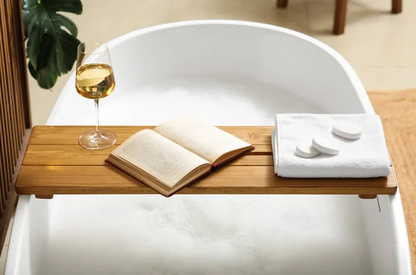 Holzbadewanne Mit Glas Wein Aufgeschlagenem Buch Massagesteinen Und Handtuch Auf — Stockfoto