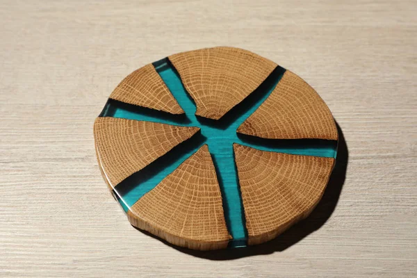 Beyaz ahşap masadaki bardak altlığı, yakın plan.