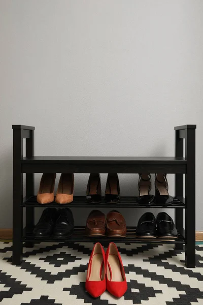 Stylish Red Female Shoes Shelving Unit Hall — стоковое фото