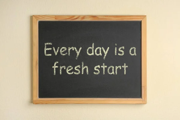 Small Chalkboard Motivational Quote Every Day Fresh Start Beige Background — Foto Stock