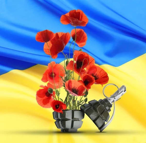 Schöne Blühende Mohnblumen Und Handgranate Gegen Die Ukrainische Nationalflagge Frieden — Stockfoto