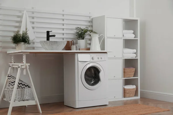 Tvättstuga Interiör Med Modern Tvättmaskin Och Hyllenhet Nära Vit Vägg — Stockfoto