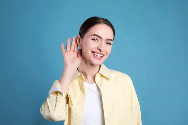 Νεαρή Γυναίκα Δείχνει Χέρι Αυτί Χειρονομία Γαλάζιο Φόντο — Φωτογραφία Αρχείου