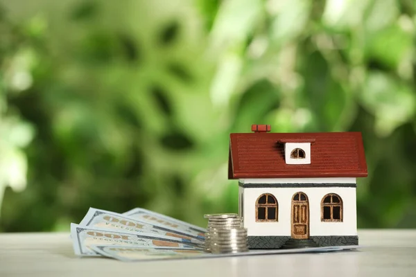 Conceito Hipoteca Modelo Casa Dinheiro Mesa Branca Contra Fundo Borrado — Fotografia de Stock