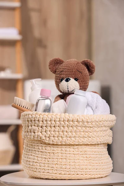 Cesta Punto Con Productos Cosméticos Para Bebés Accesorios Baño Oso — Foto de Stock