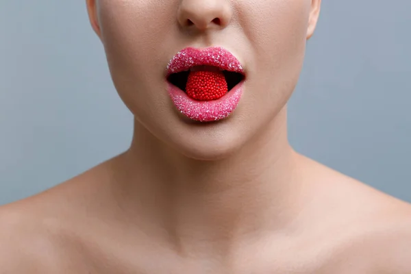 Mujer Con Labios Cubiertos Azúcar Comiendo Dulces Sobre Fondo Gris — Foto de Stock