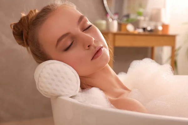 Mujer Joven Usando Almohada Mientras Disfruta Baño Burbujas Interior —  Fotos de Stock
