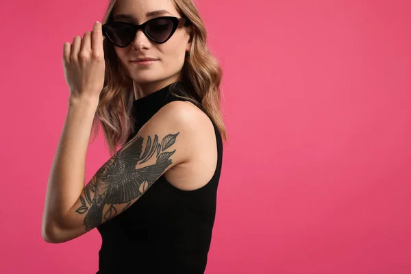 Mooie Vrouw Met Tattoos Arm Tegen Roze Achtergrond Ruimte Voor — Stockfoto