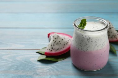 Lezzetli pitahaya smoothie, meyve ve açık mavi ahşap masa üzerinde taze nane, metin için yer