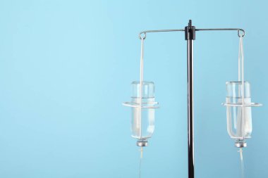 Serum açık mavi arkaplanda ayarlandı. Metin için boşluk