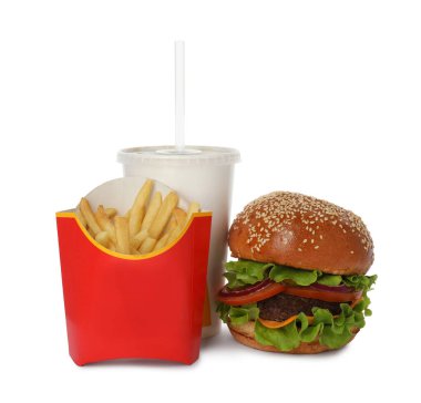 Burger, patates kızartması ve beyaz arka planda ferahlatıcı içecek. Fast food