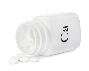 Beyaz arka planda ters çevrilmiş bir şişe kalsiyum takviye hapı.