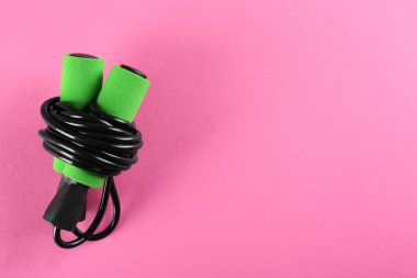 Pembe arka planda ip atlama, üst manzara. Metin için boşluk