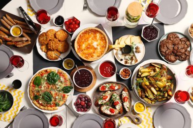 Farklı lezzetli yemekleri olan kahvaltı masası, düz uzanma.