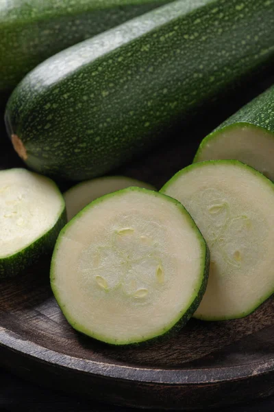 Ganze Und Geschnittene Reife Zucchinis Auf Teller Nahaufnahme — Stockfoto