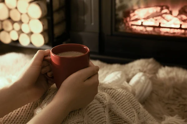 Mulher Com Bebida Quente Descansando Perto Lareira Casa Close — Fotografia de Stock