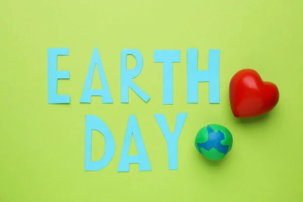 Gezegen Modeli Yeşil Arka Planda Kırmızı Kalp Ile Dünya Günü — Stok fotoğraf