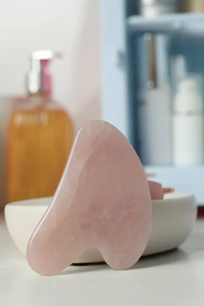 Rose Quartz Gua Sha Tool White Table Closeup — Fotografia de Stock