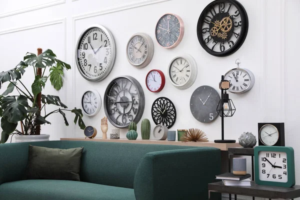 Coleção Diferentes Relógios Sofá Confortável Quarto Elegante Design Interiores — Fotografia de Stock
